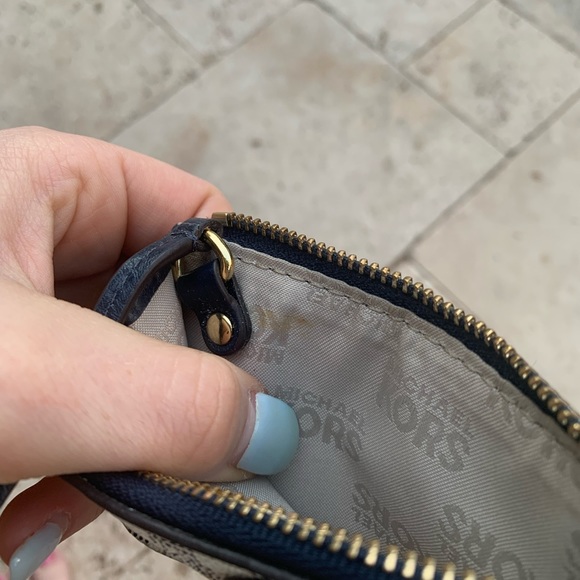 Micheal Kors keychain wallet - Picture 4 of 16